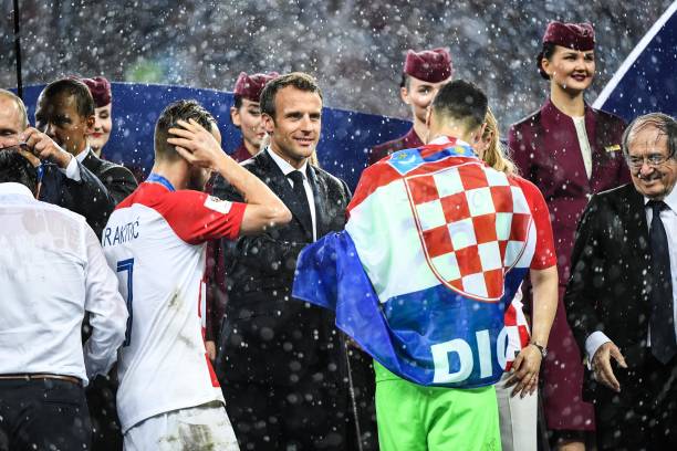 并伺机通过 并伺机通过